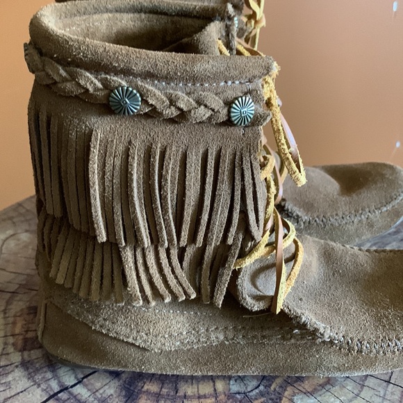 Minnetonka leather moccasins HOST PICK - Picture 5 of 7